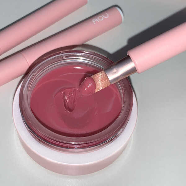 AOU retractable lip brush with flat design - British product