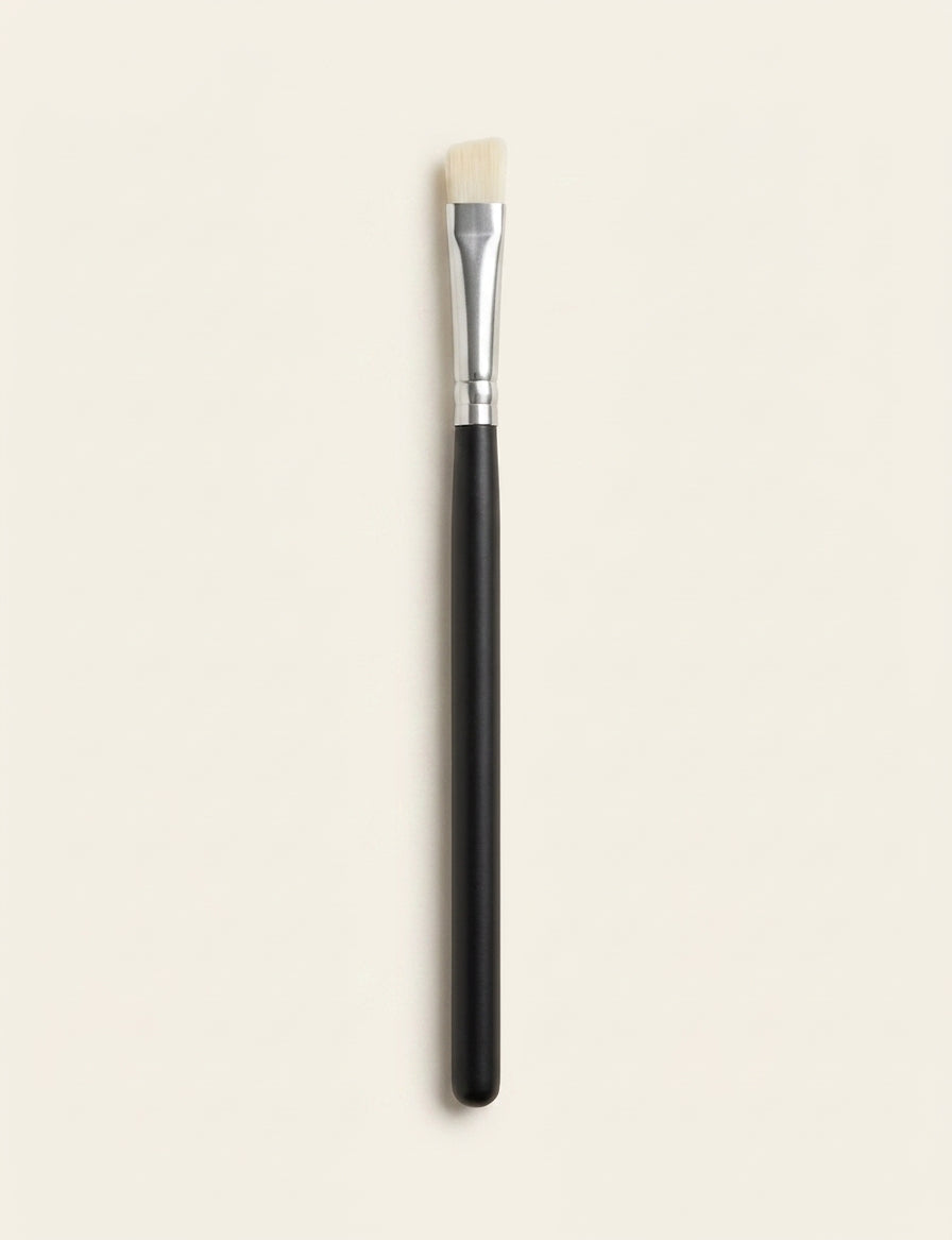 Dior Backstage eyeliner brush 24 with synthetic bristles, UK version