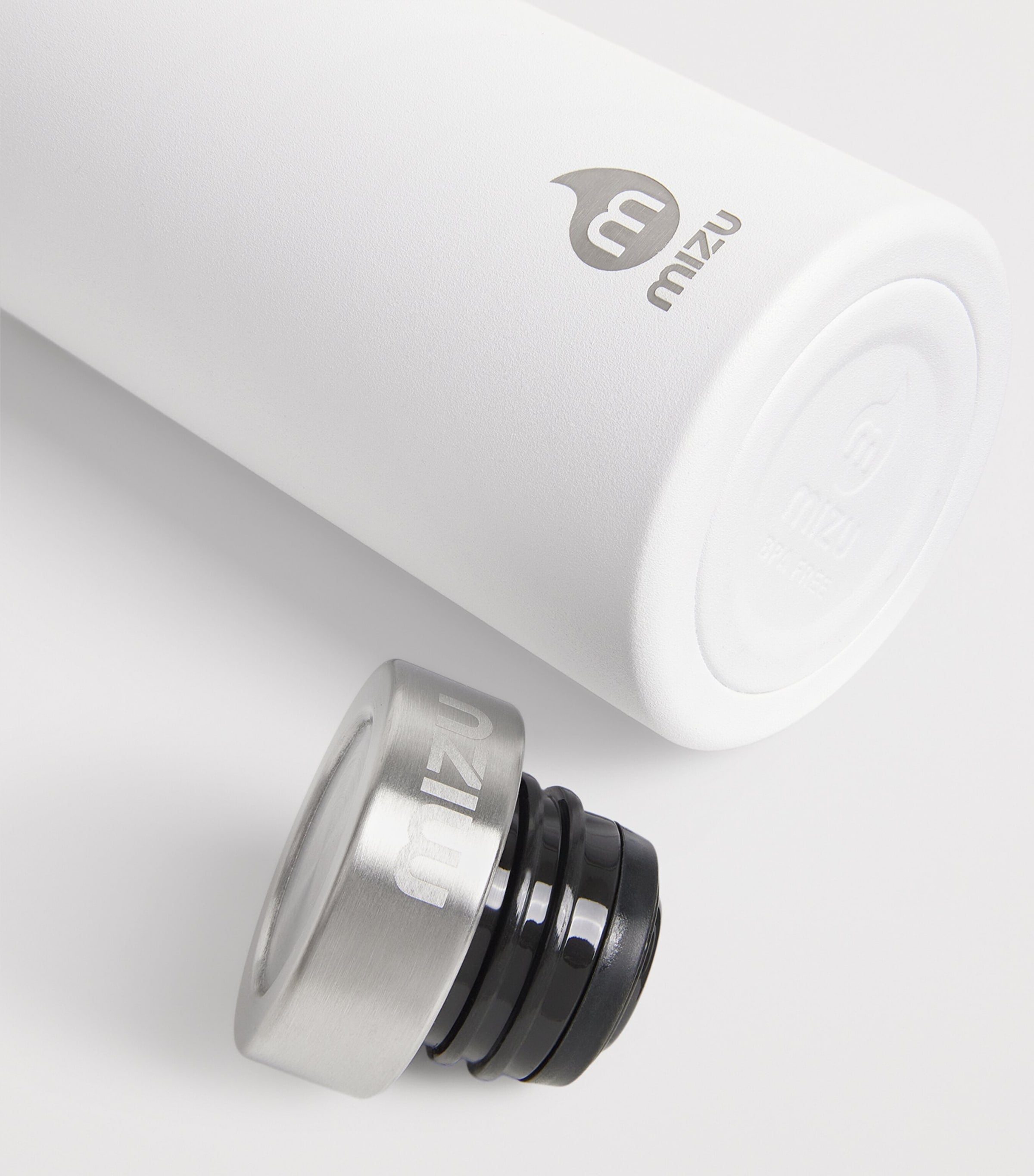 Vuori x Mizu S6 Wordmark water bottle (British brand)