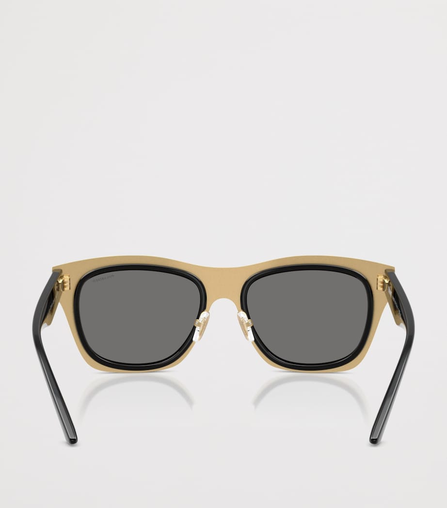 Lunettes de soleil Versace Square Medusa monture en métal doré, version UK