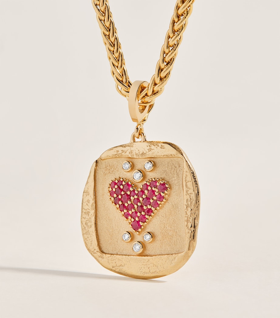 Azlee Gelbgold-Münzanhänger mit Diamanten und Pavé-Rubinen – britisches Produkt