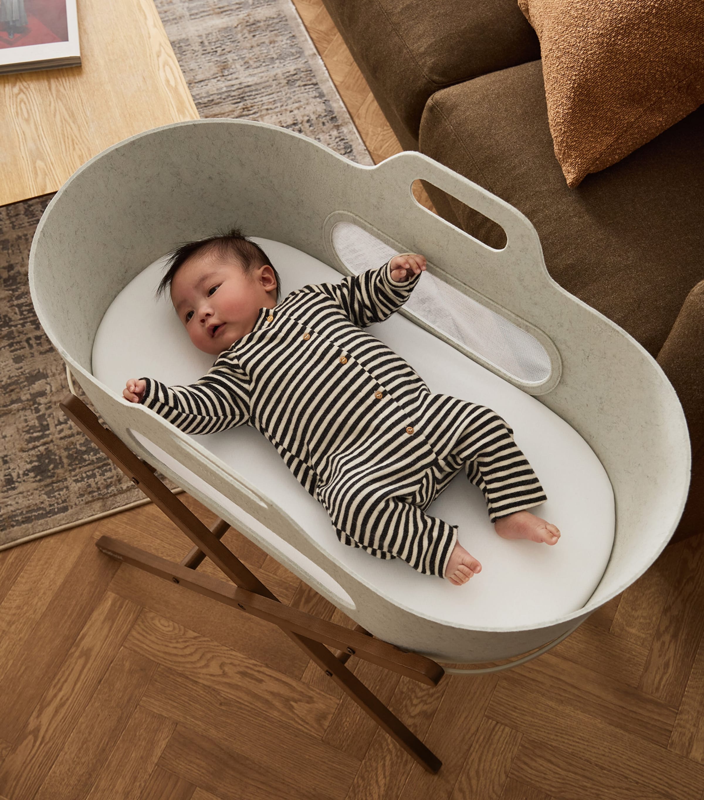 Snüz SnüzBaskit Barley Moses basket and walnut stand, UK version