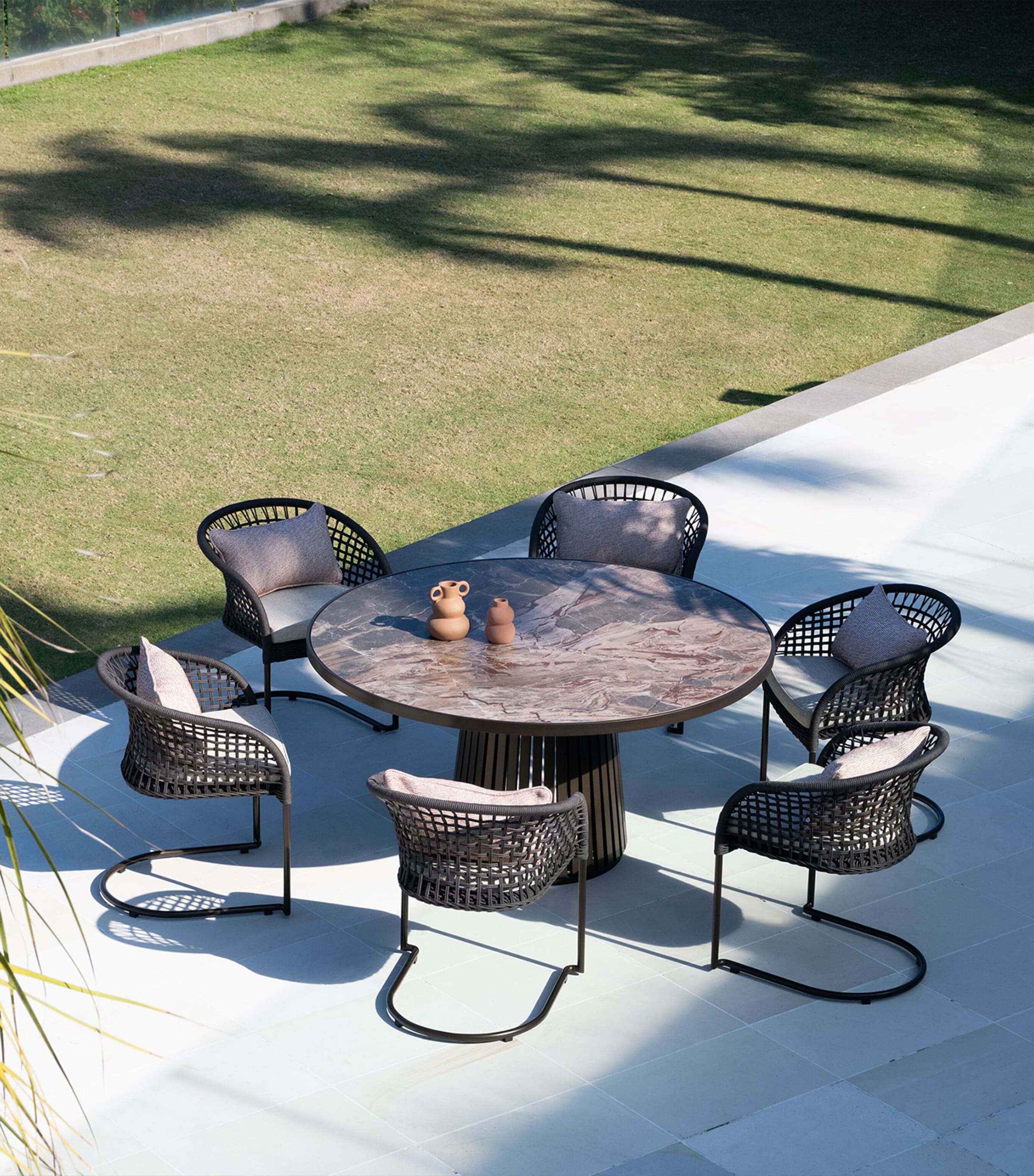 Indian Ocean Round Sierra 6-Seater outdoor table, UK version