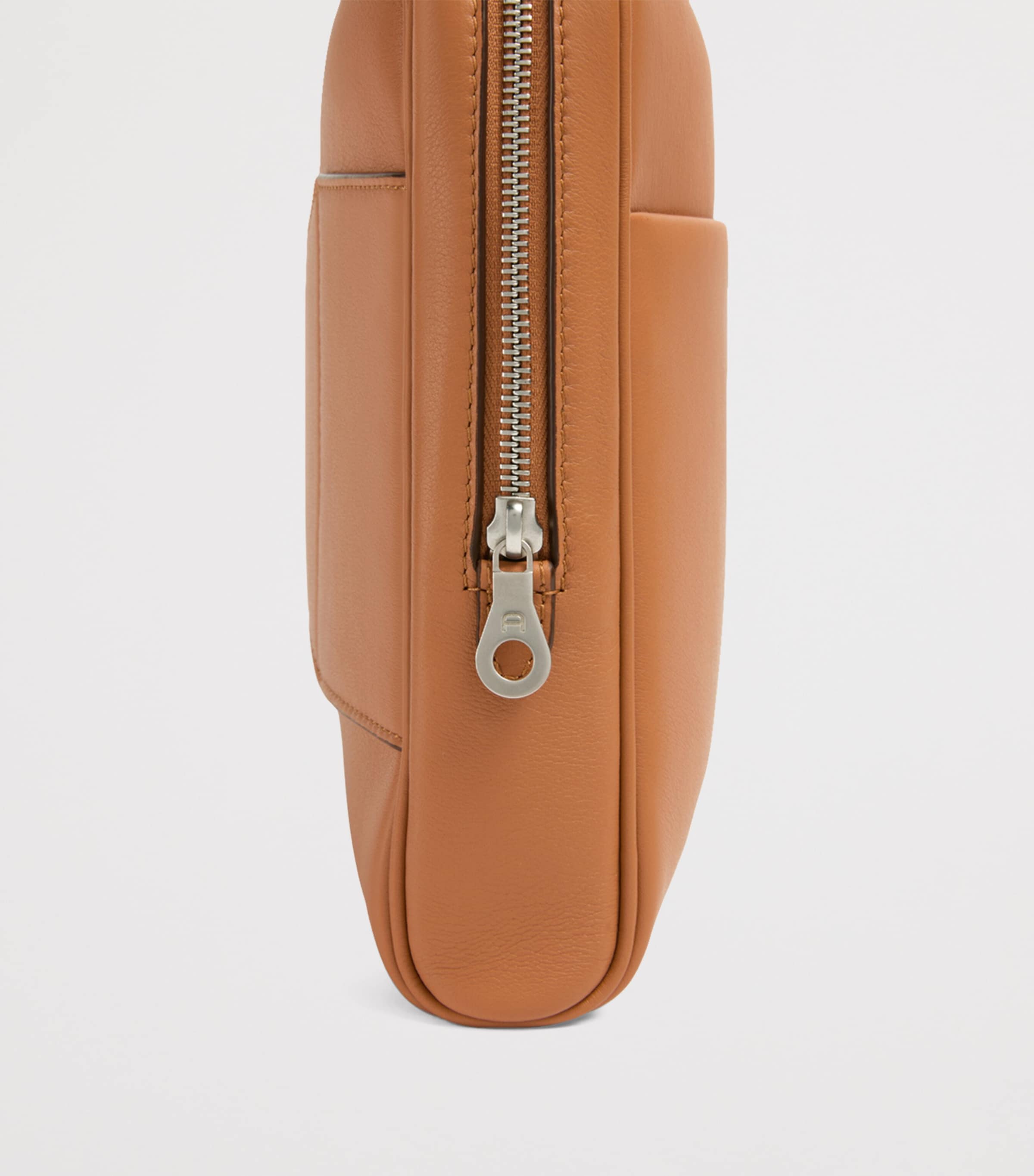 Aviteur leather trolley-sleeve laptop case - British product