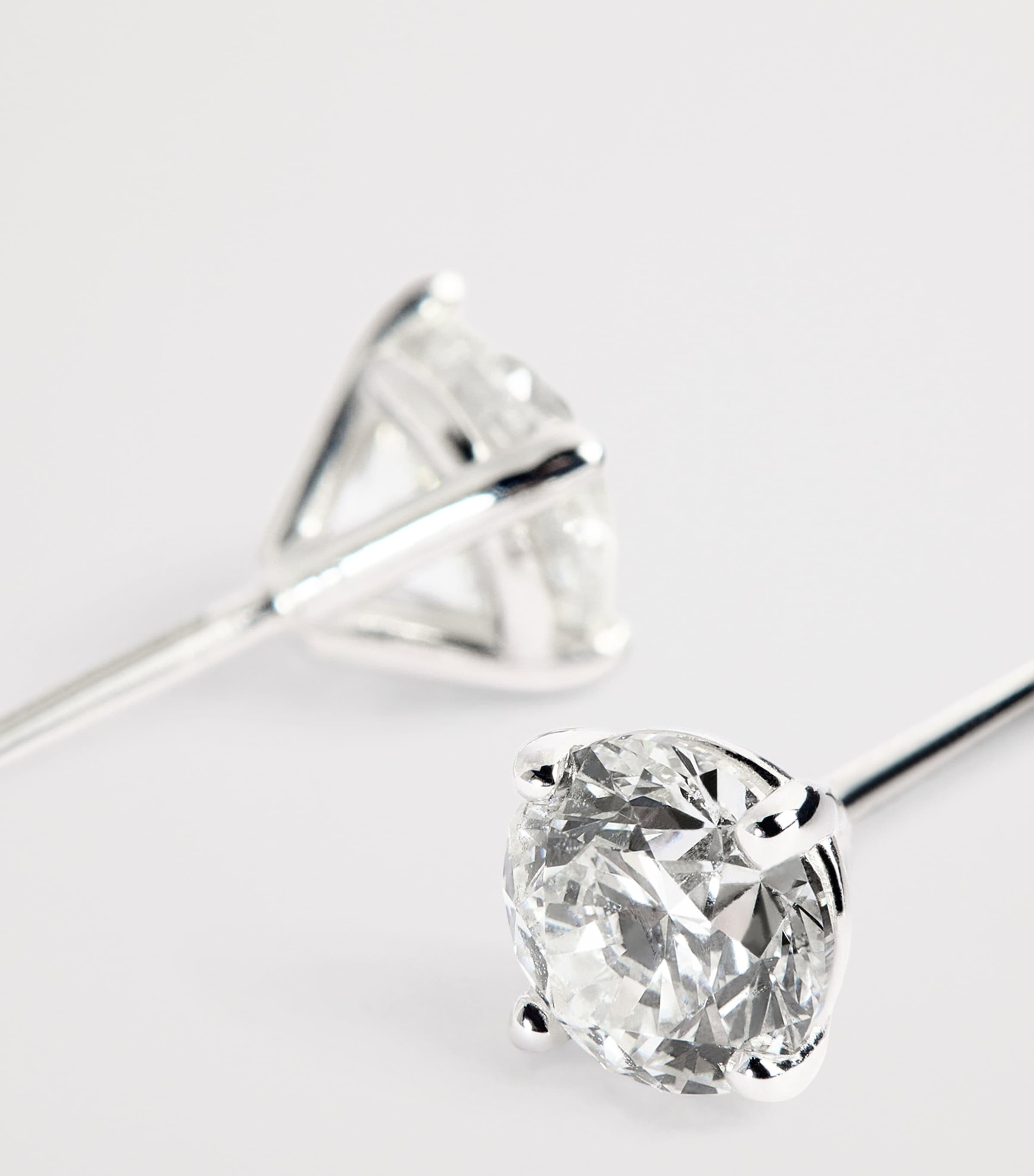 Harrods white gold diamond stud earrings 1.00ct (British brand)