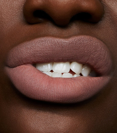Harrods Feuchtigkeitsspendende flüssige Lippenfarbe mit mattem Finish und Sanduhr-Applikator – Online bei McGrocer kaufen