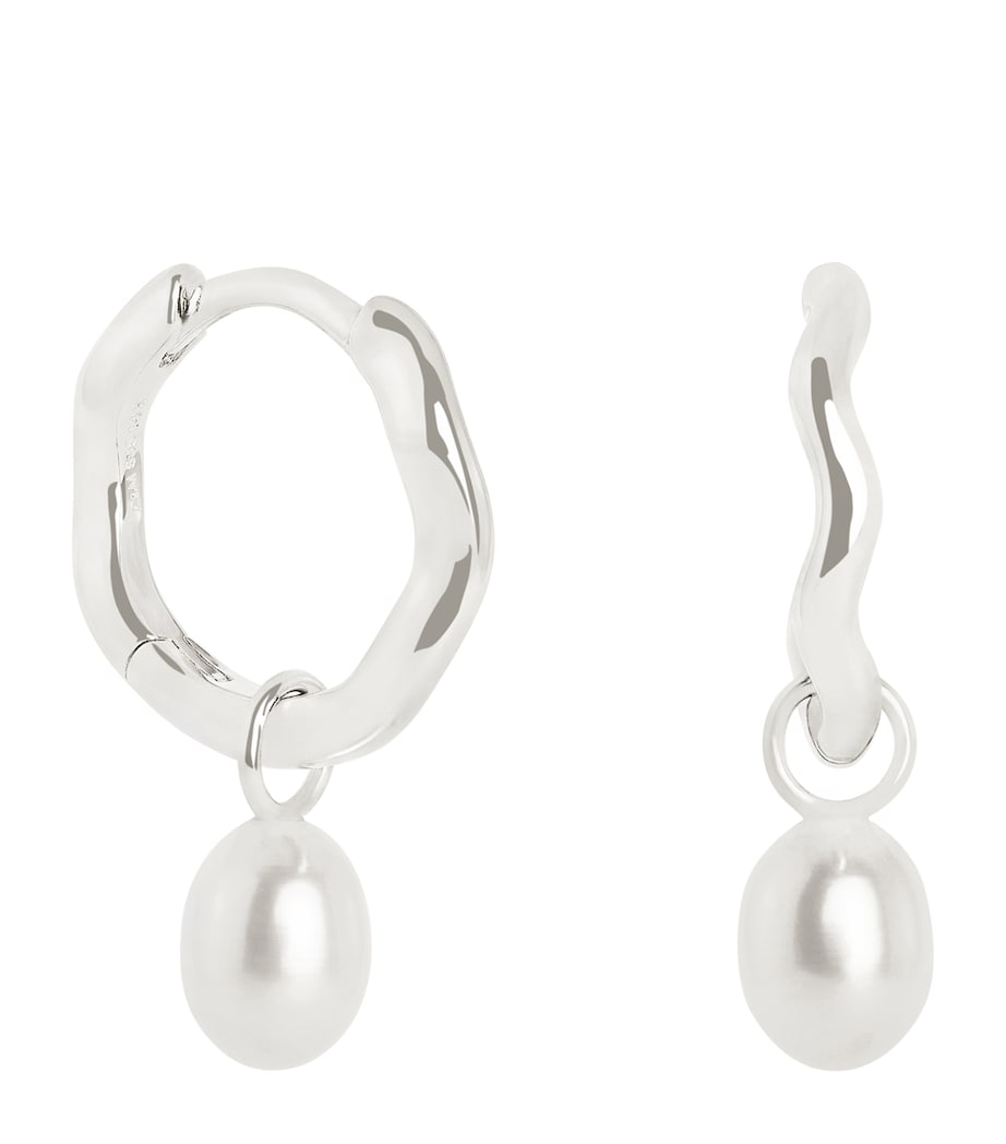 Astrid & Miyu Weißgold Perlen Huggie Ohrringe 11,2 mm, UK Version
