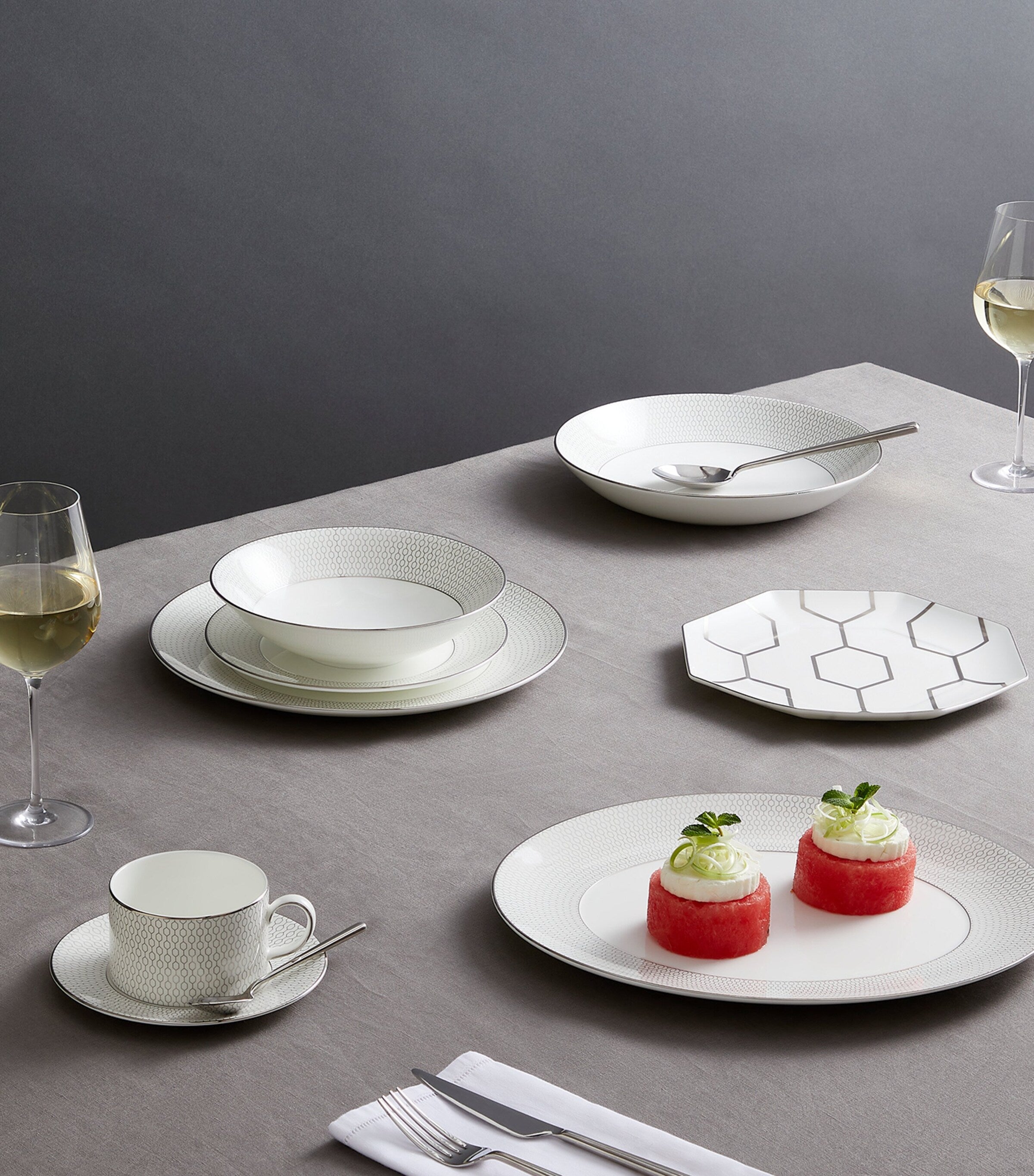 Wedgwood Gio Platinum Plate 20cm (British brand)