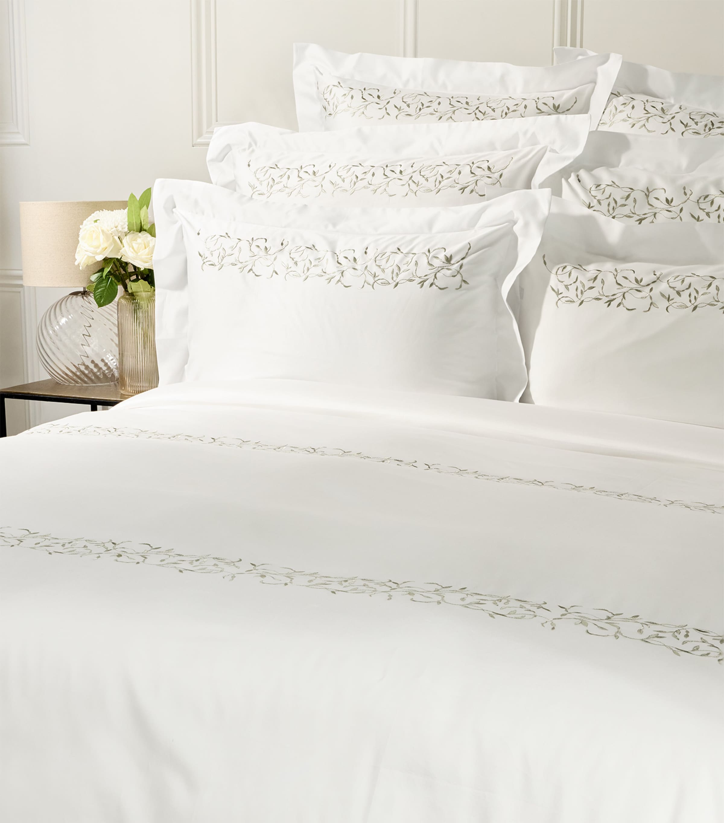 Harrods of London Tresco Embroidered King Duvet Cover Set 230cm x 220cm, UK version