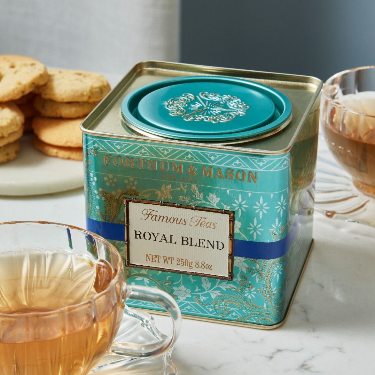 Teatime gift box with Royal Blend tea and biscuits, UK version