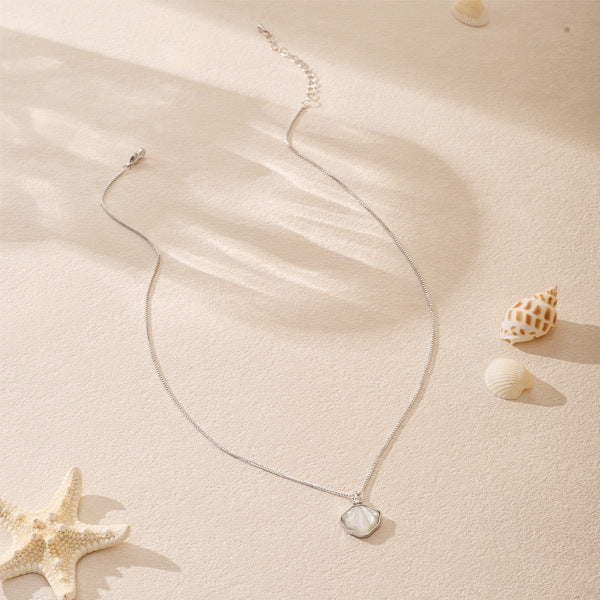 Livingandhome shell pendant necklace mother of pearl white silver - British product