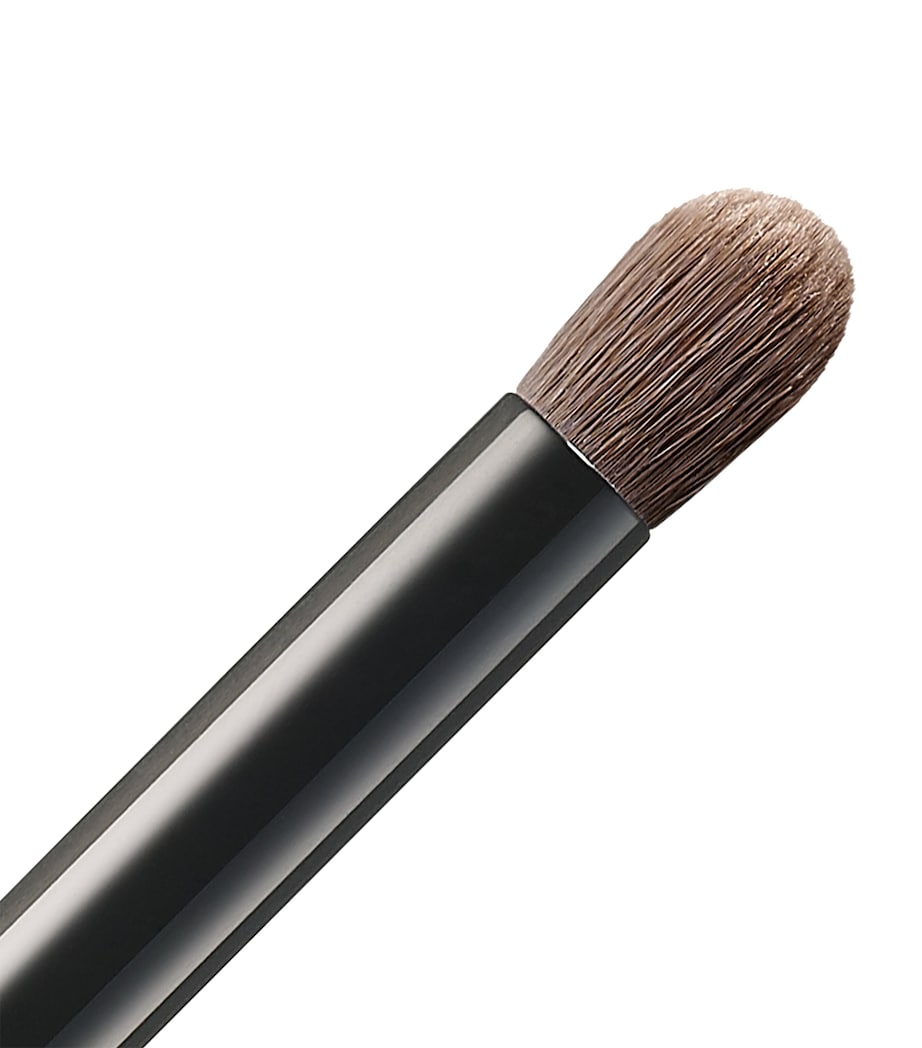 Suqqu flat tip eyeshadow brush for precise blending (British brand)