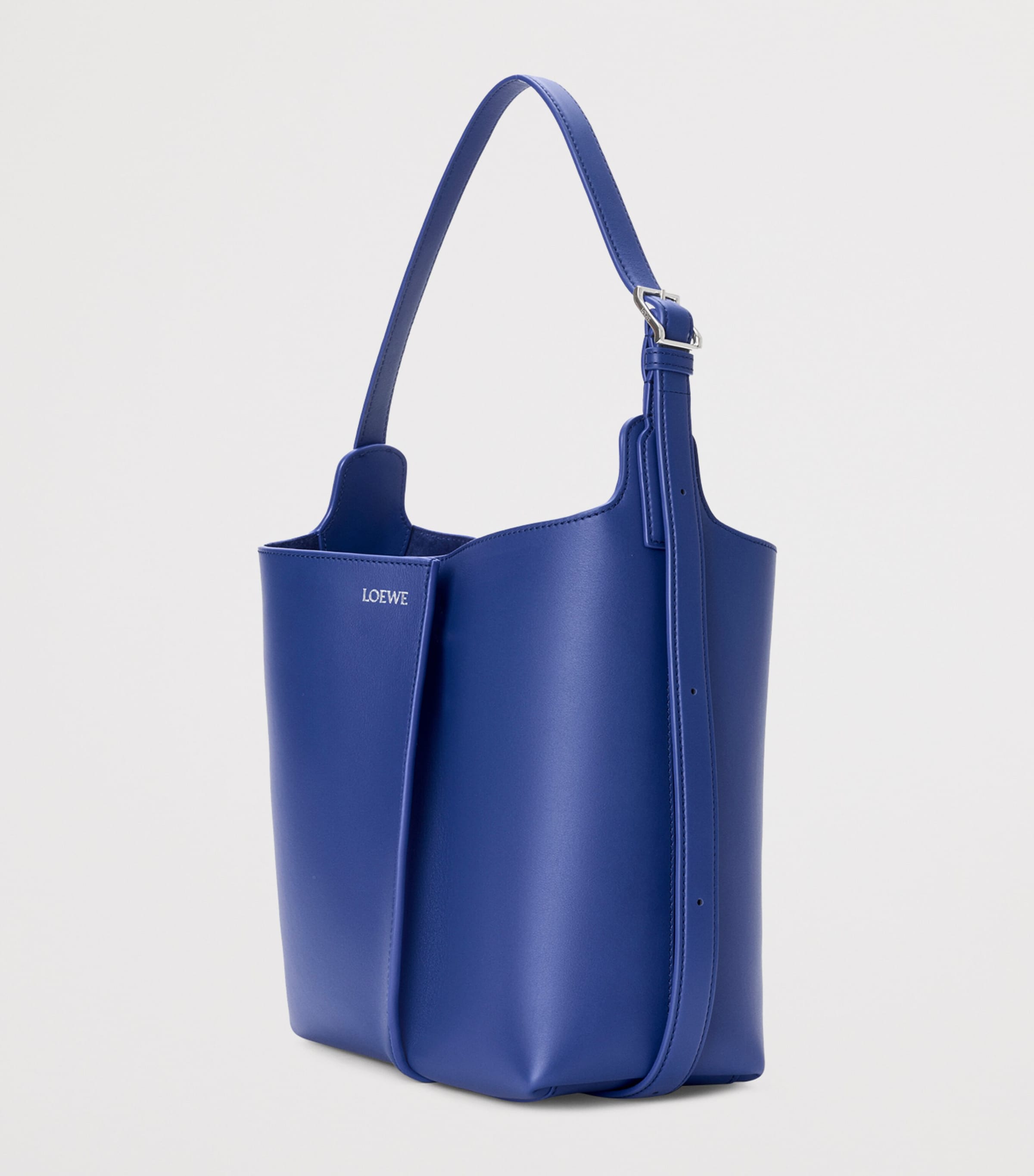 حقيبة دلو بيلباو جلد متوسطة من LOEWE، مستوردة من المملكة المتحدة