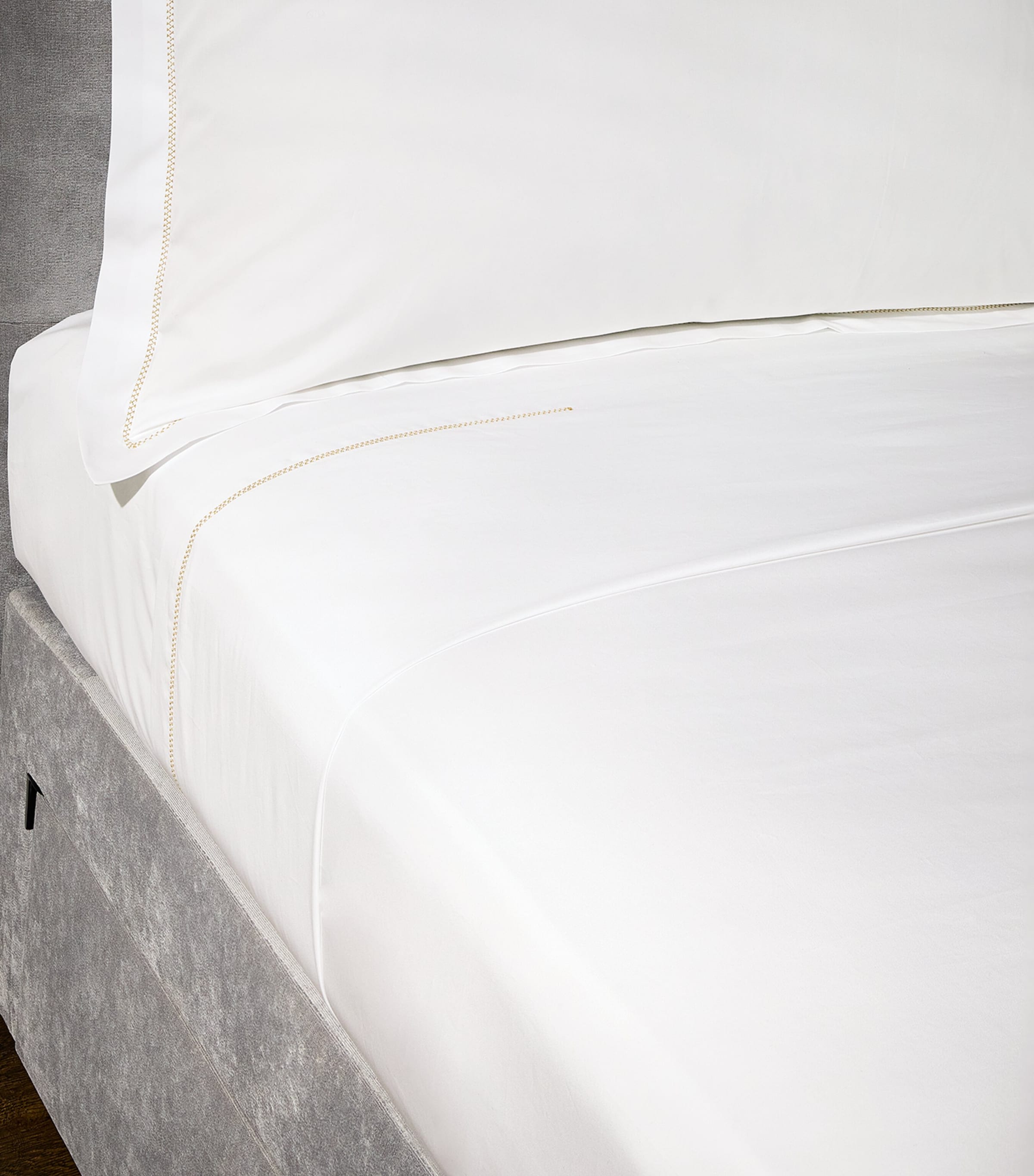 Celso De Lemos king duvet cover with delicate embroidery, 230cm x 220cm - British product