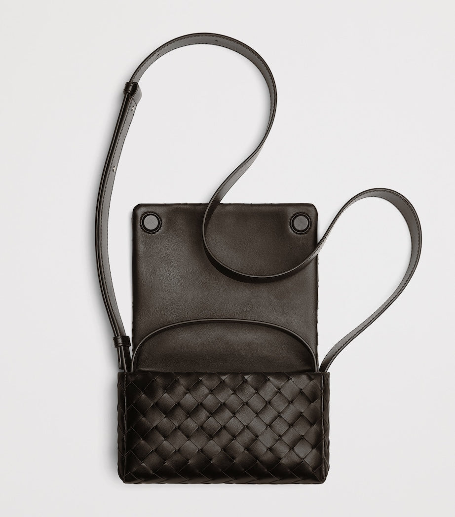 حقيبة كروس بودي صغيرة من الجلد من Bottega Veneta، نسخة المملكة المتحدة