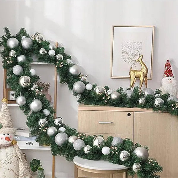 Livingandhome artificial pine garland with gold silver ornaments 270cm - British product