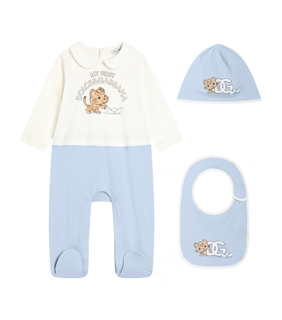 طقم Dolce&Gabbana Kids قطعة واحدة وقبعة ومريلة 0-24 شهرًا، النسخة البريطانية