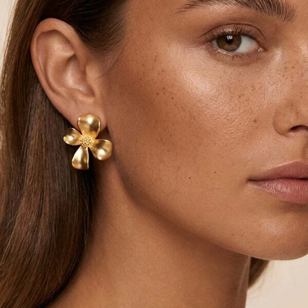 MUCHV 18k gold gardenia flower stud earrings large (British brand)