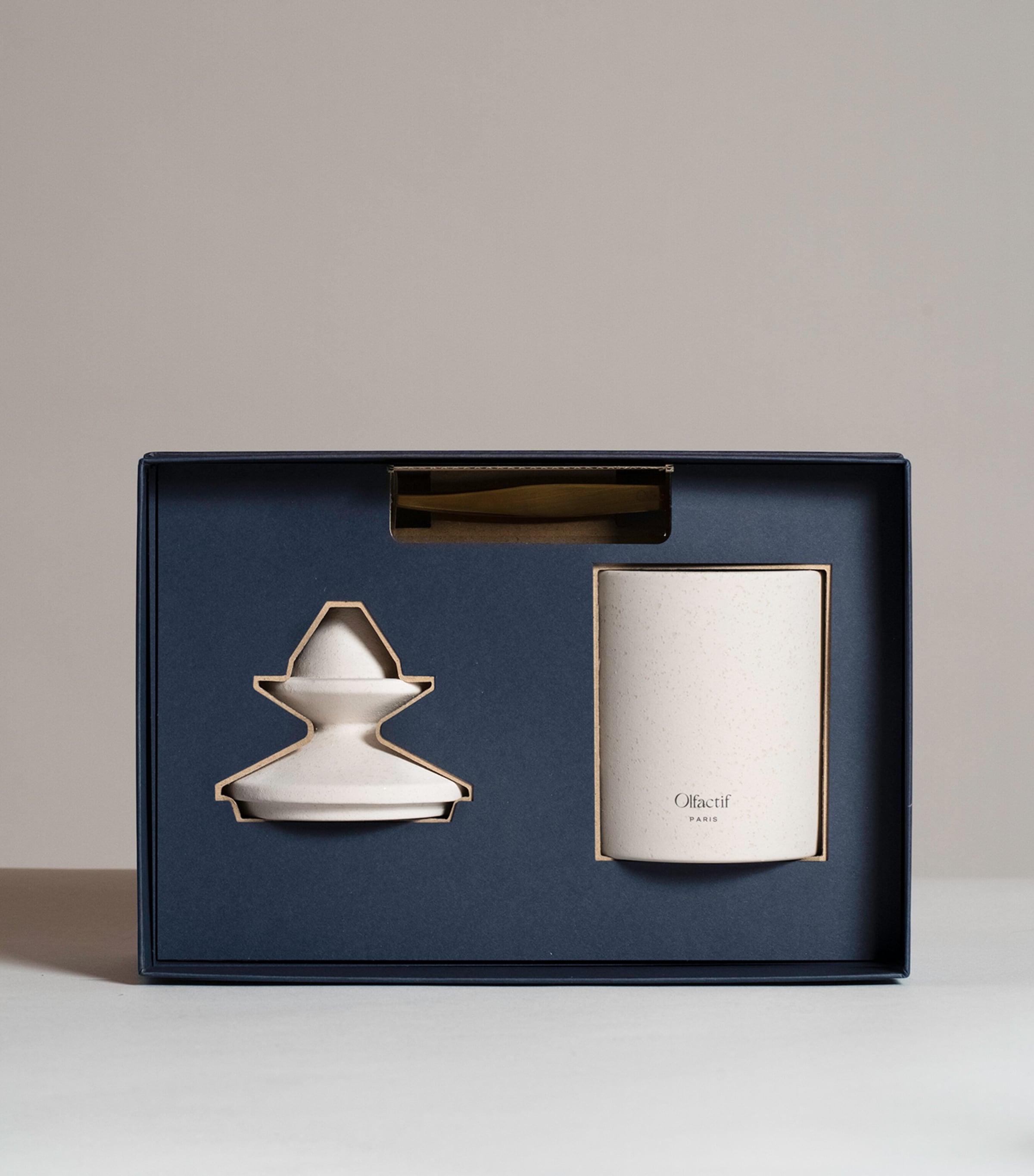 Olfactif Leo Amber candle 240g, imported from the UK