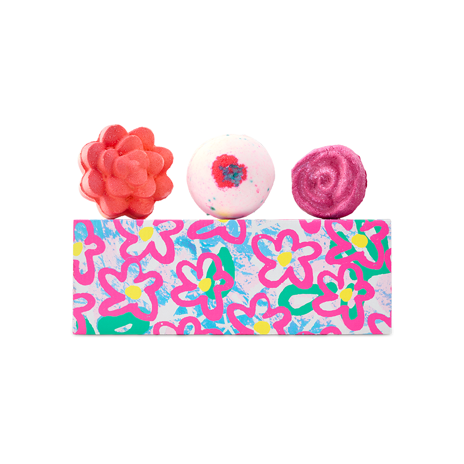 Lush Blooming Beautiful Gift set with rose bath bomb - British product