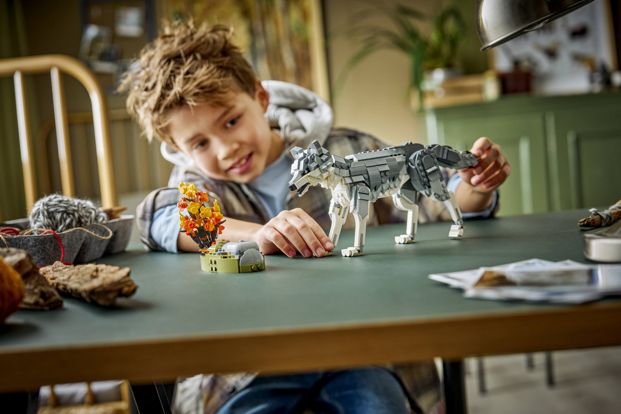 LEGO Creator Gray Wolf building set 657 pieces, UK version
