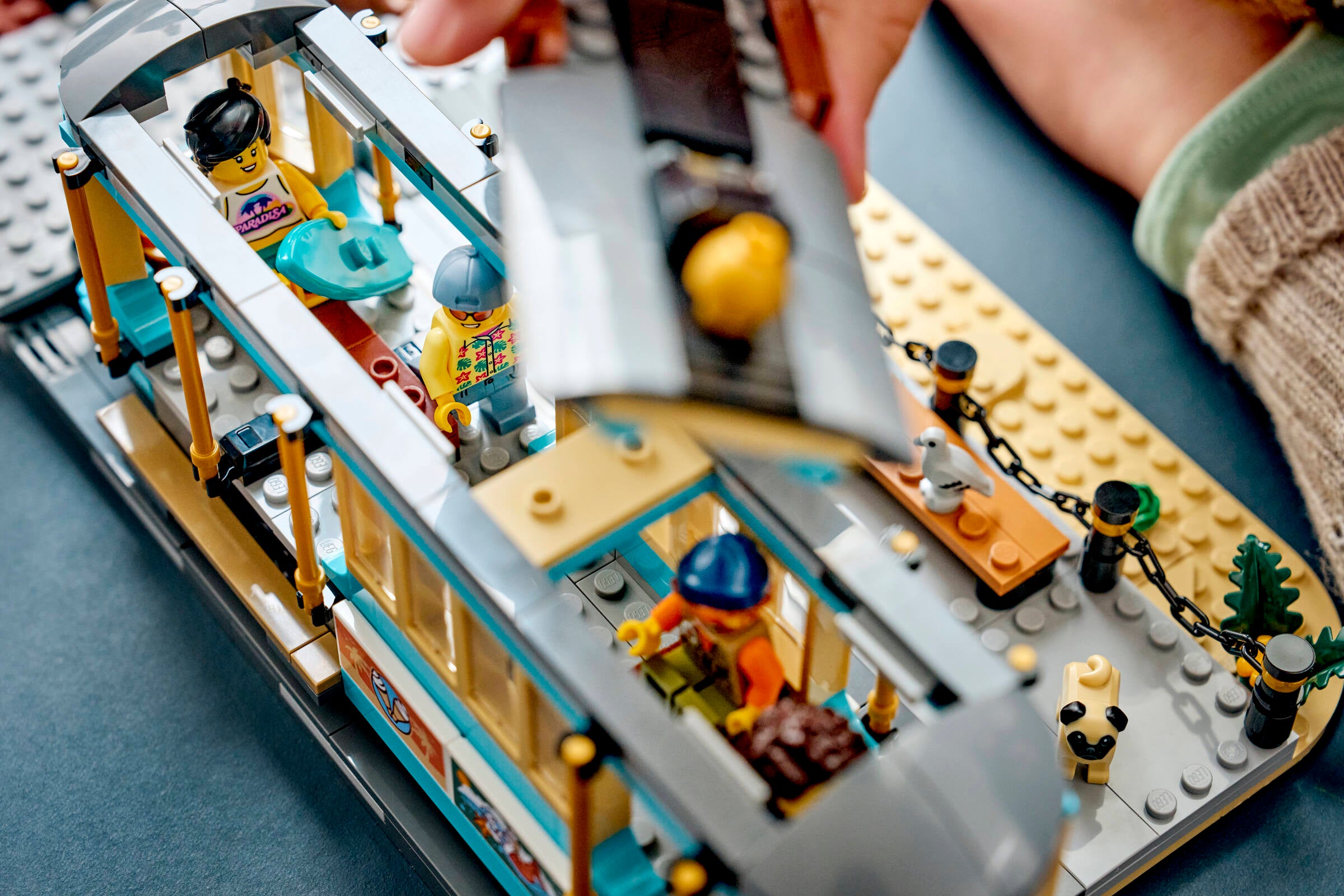 LEGO Classic Beach Streetcar building set with trolley and minifigures - British product