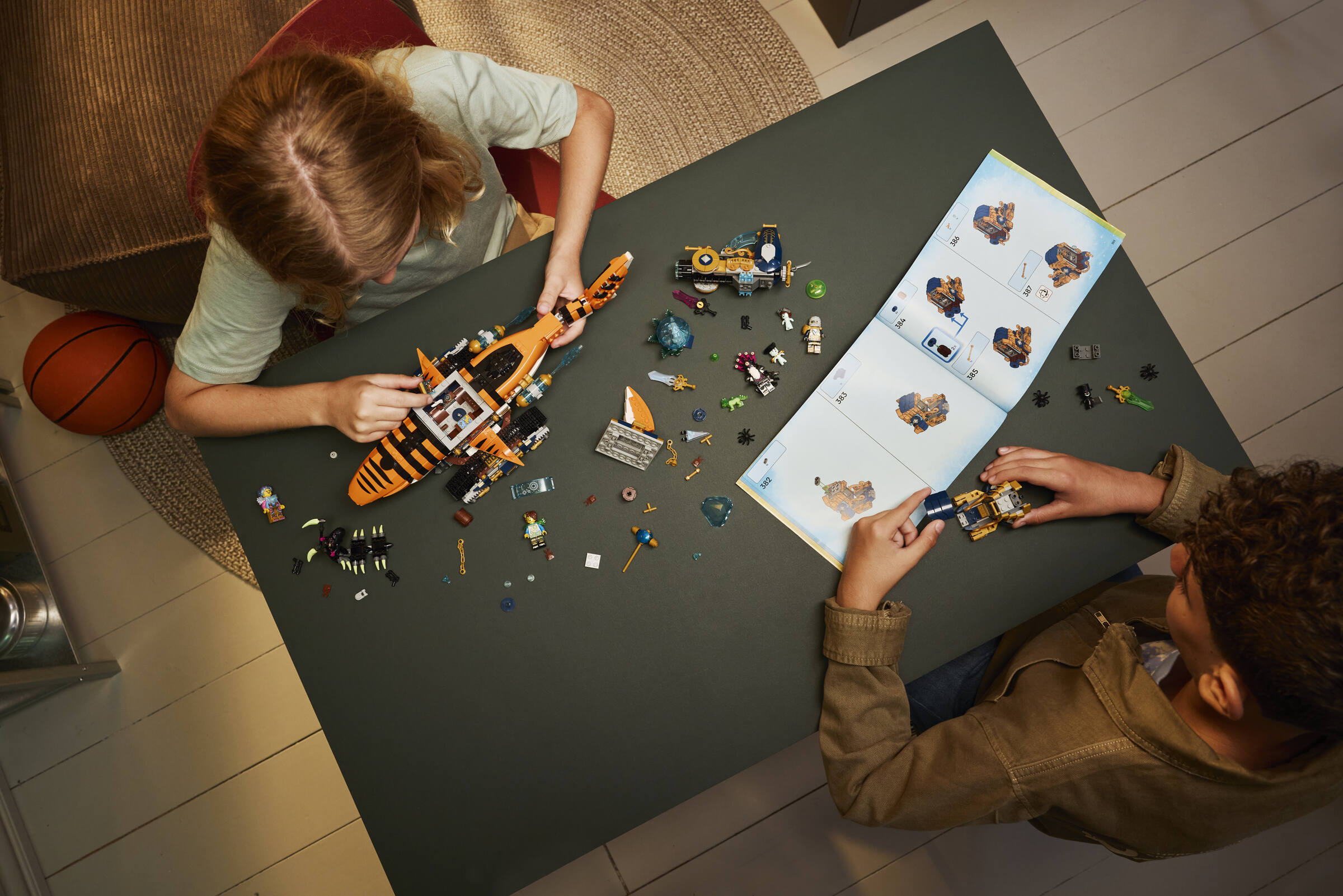LEGO Tiger Shark Tank transforming building set 1548 pieces - British product