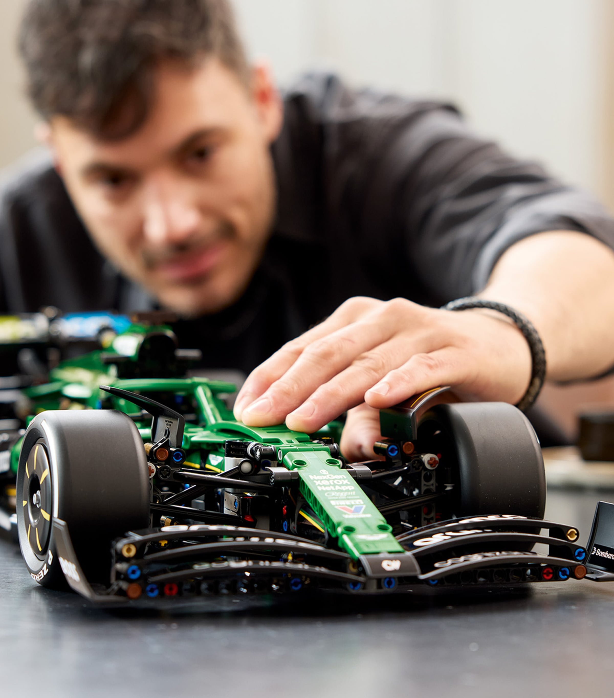 مجموعة سيارة ليجو تكنيك أستون مارتن F1 بمقياس 1:8 - منتج بريطاني