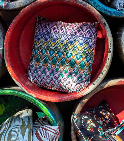 Harrods Levende geometrisk jacquardpute med gåsedunfyll, 60cm x 60cm - Kjøp online hos McGrocer