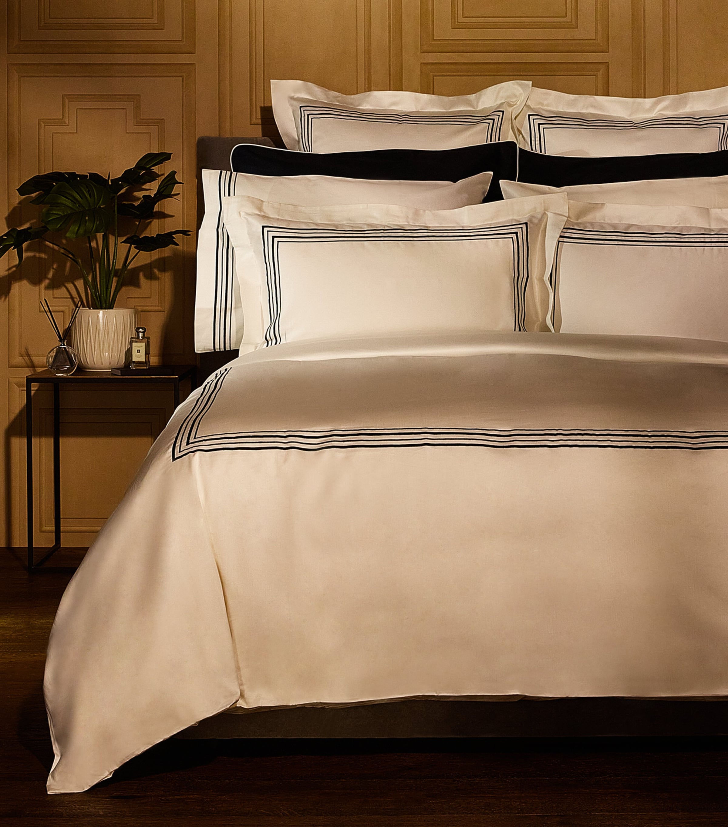 Harrods of London Mayfair Piped Pillowcase Pair 50cm x 75cm, UK version