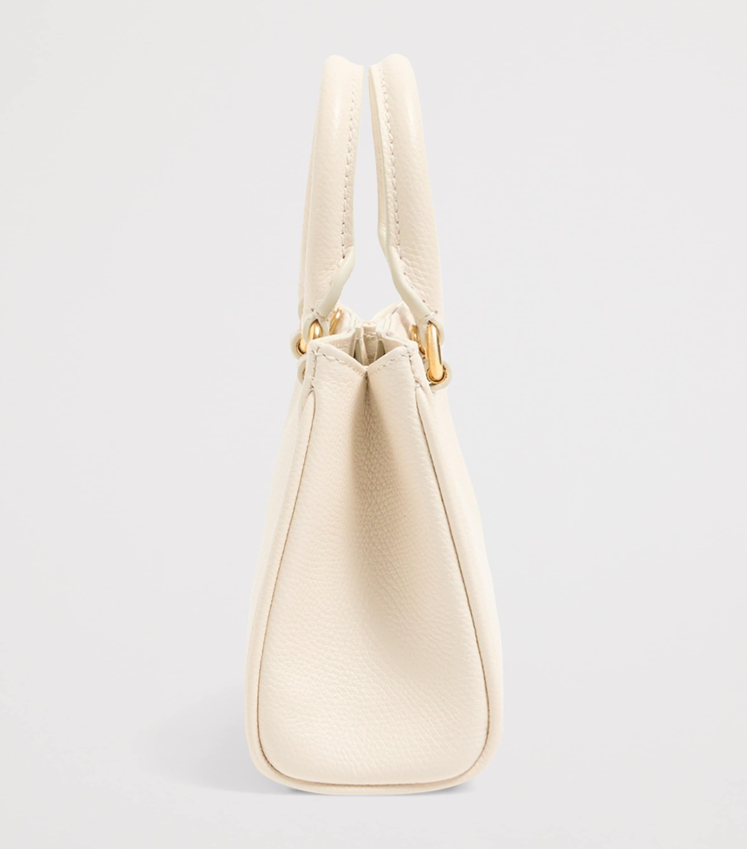 Valentino Garavani VLogo Mini-Henkeltasche aus genarbtem Leder (Britische Marke)