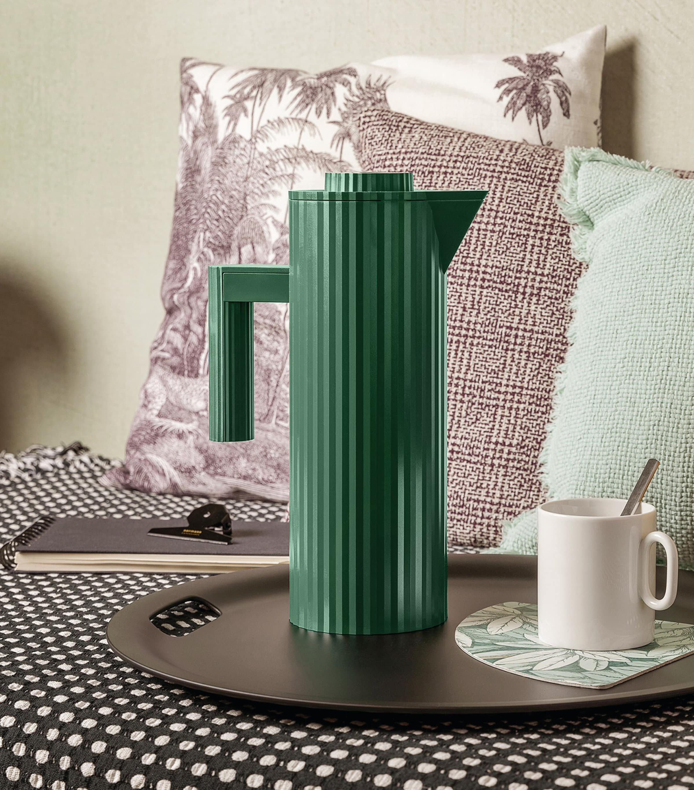 Alessi Plissé vacuum jug 1L - British product