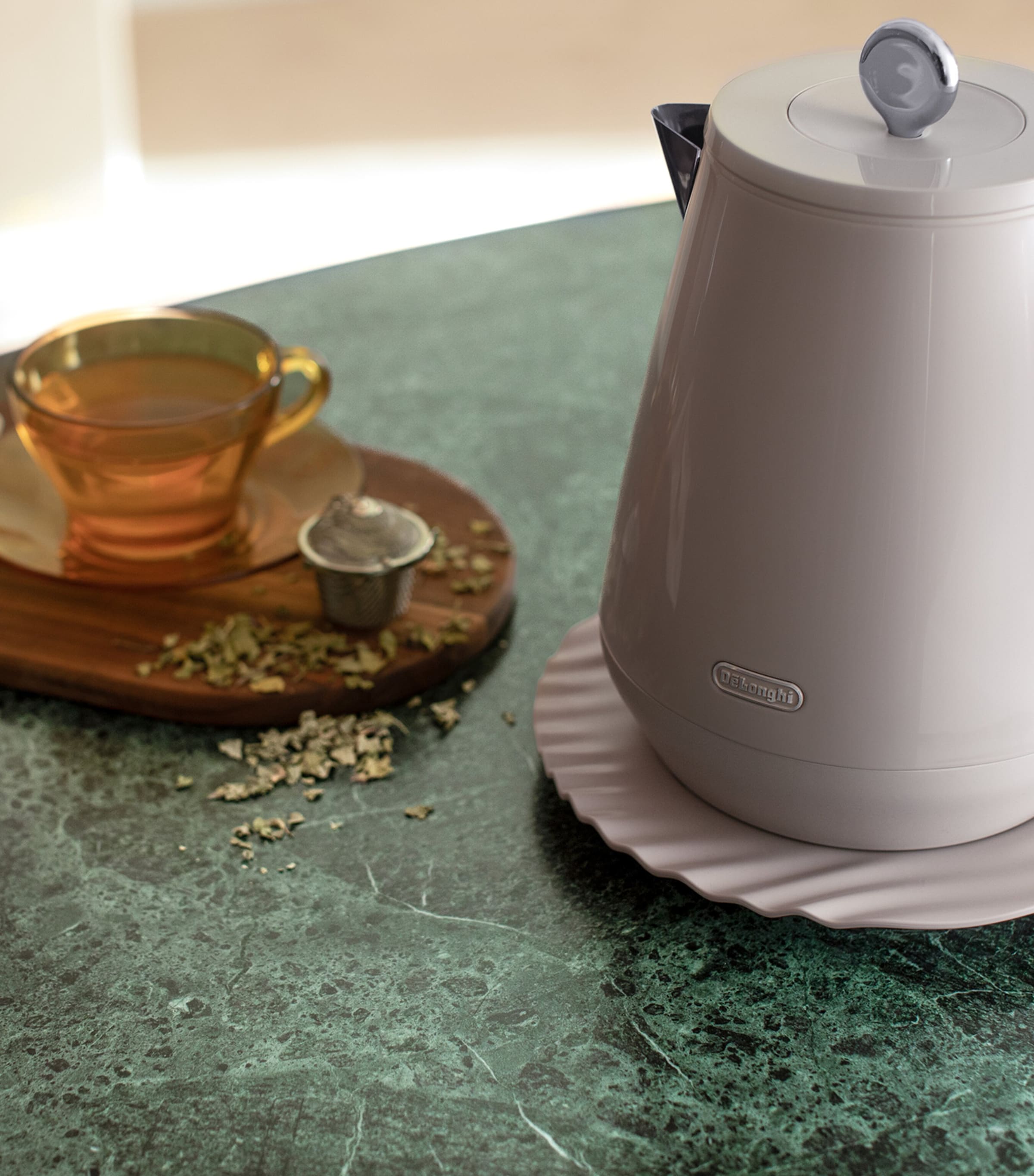 De'Longhi Eclettica kettle 1.7L with saucer - British product
