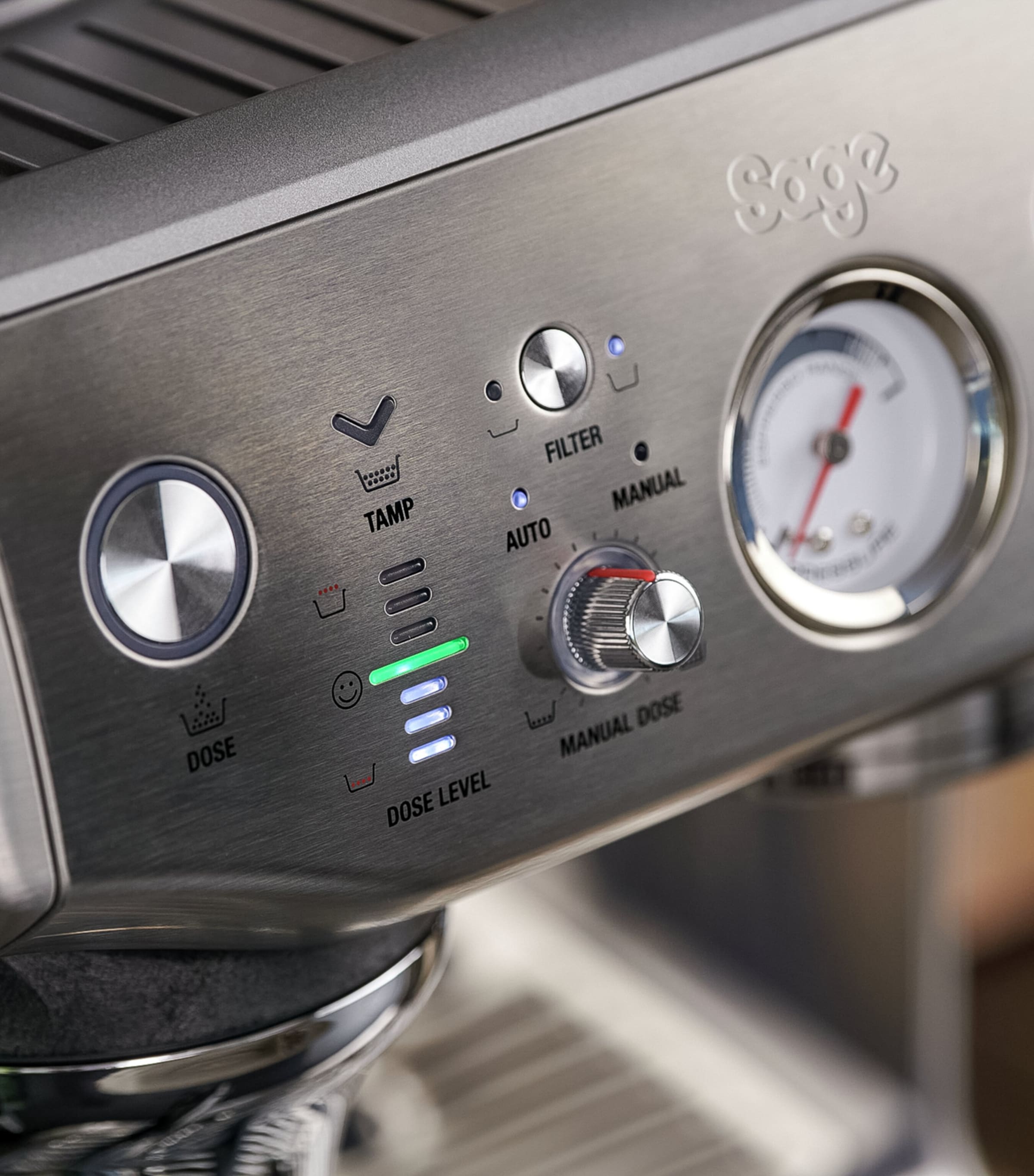 Sage Barista Express Impress coffee machine with integrated grinder and 2L water tank (British brand)