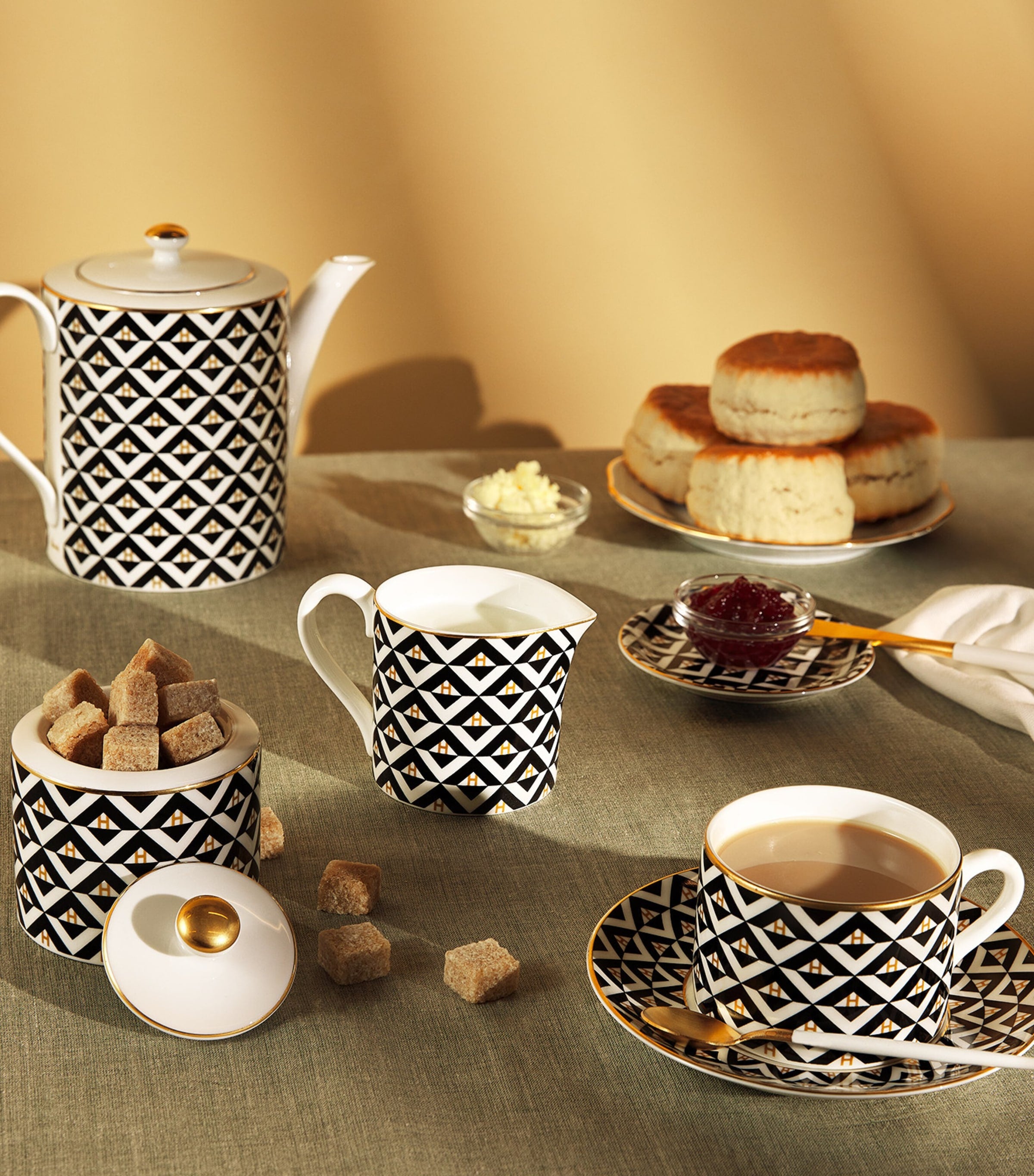 Harrods geometric creamer 227ml, UK version