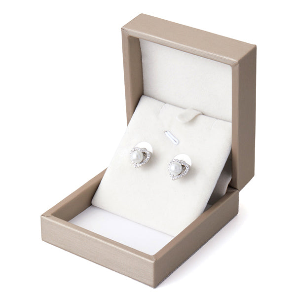 Livingandhome heart shape stud earrings with shell beads (British brand)