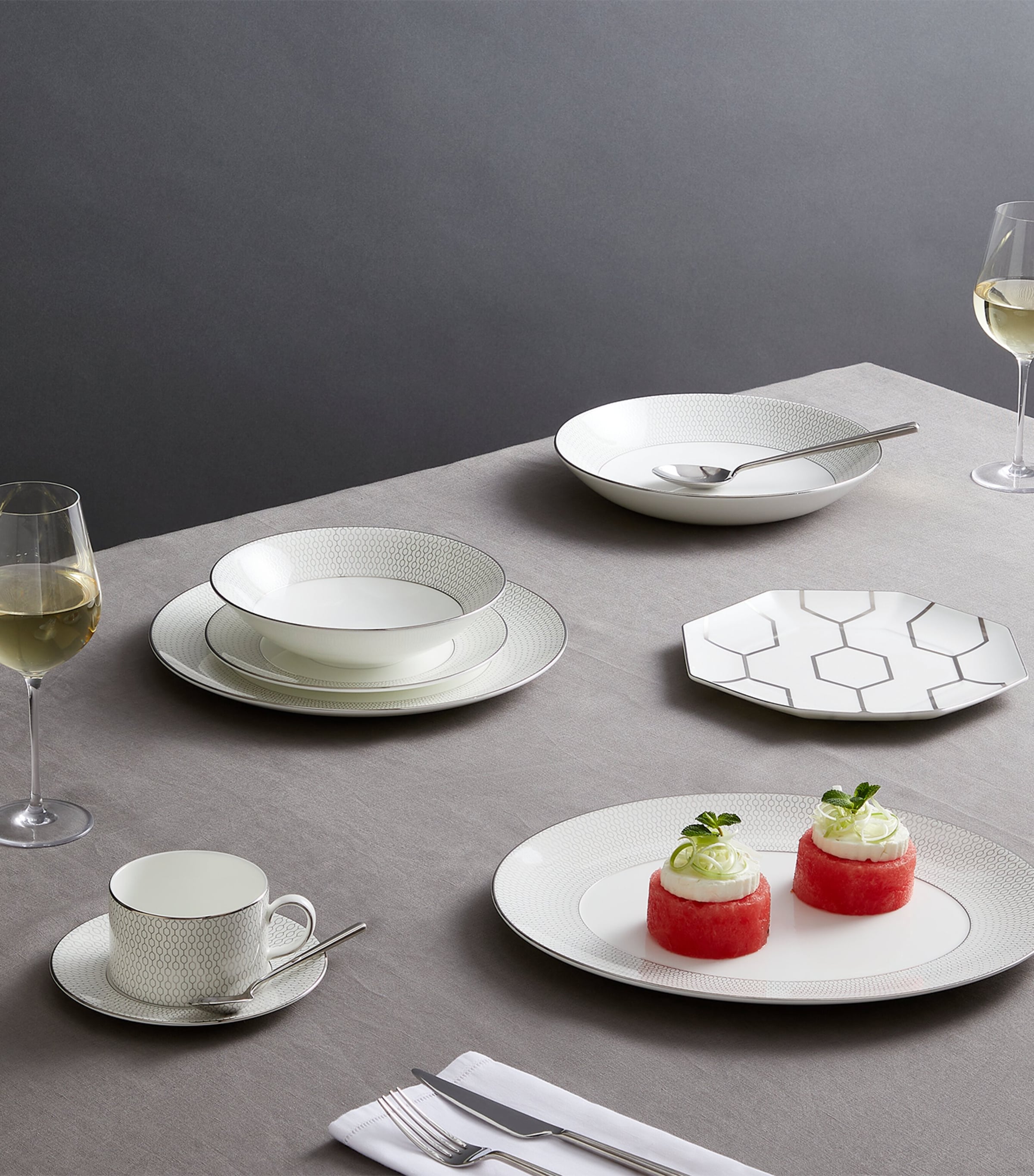 Wedgwood Gio Platinum side plate 17cm (British brand)