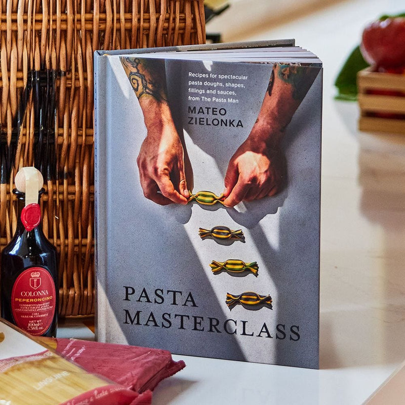Pasta lover's hamper with penne, spaghettini, linguini, cookbook and tools (British brand)