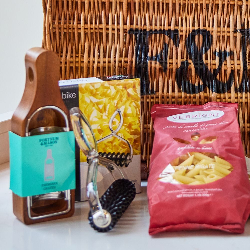 Pasta lover's hamper with penne, spaghettini, linguini, cookbook and tools (British brand)
