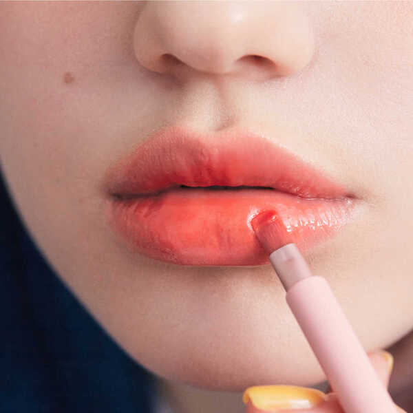 AOU retractable lip brush with flat design - British product