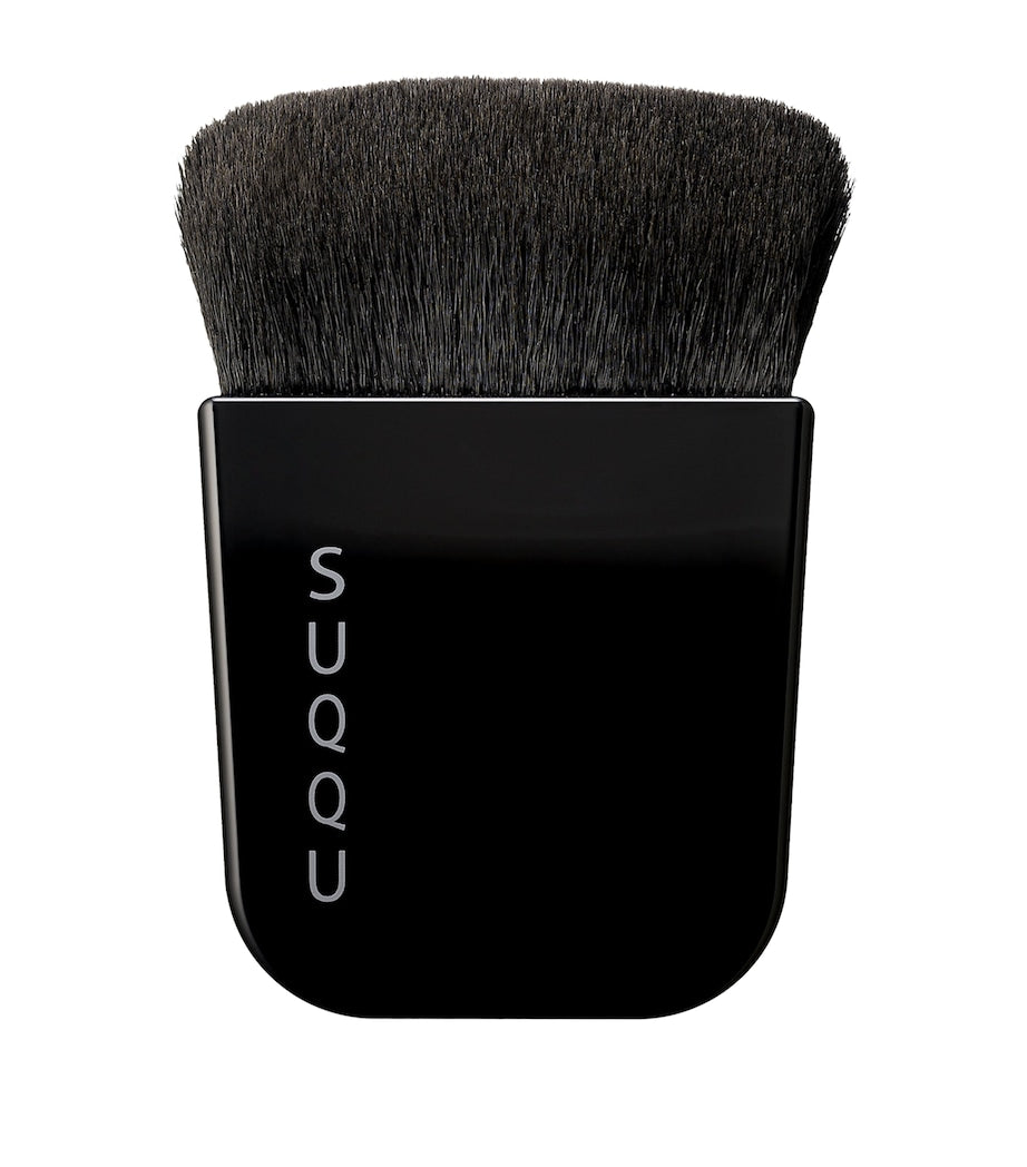 Suqqu foundation brush with synthetic bristles and flexible tip (British brand)