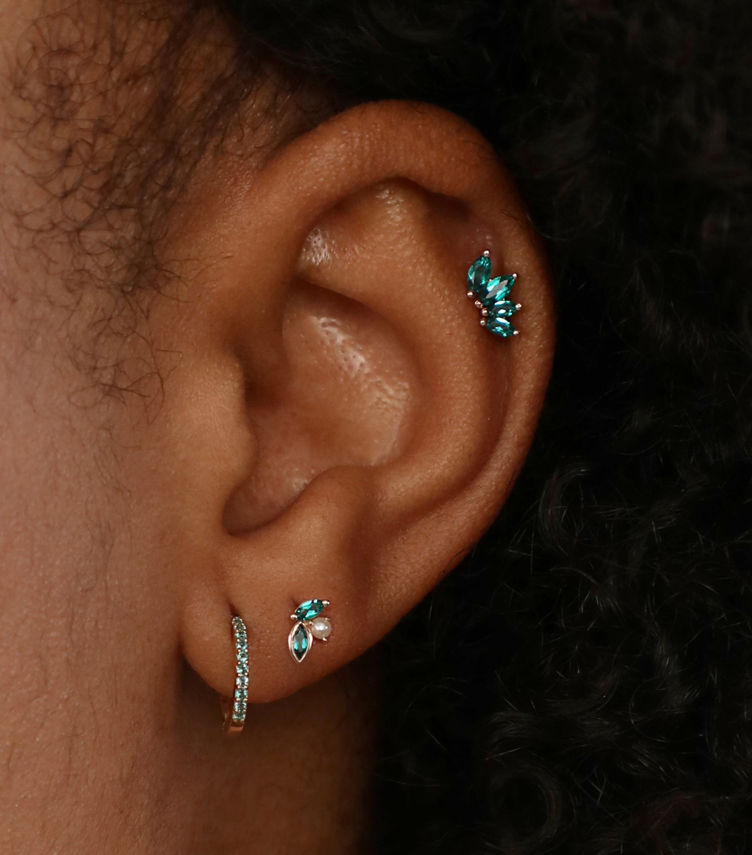 Astrid & Miyu yellow gold and emerald stud earring - British product