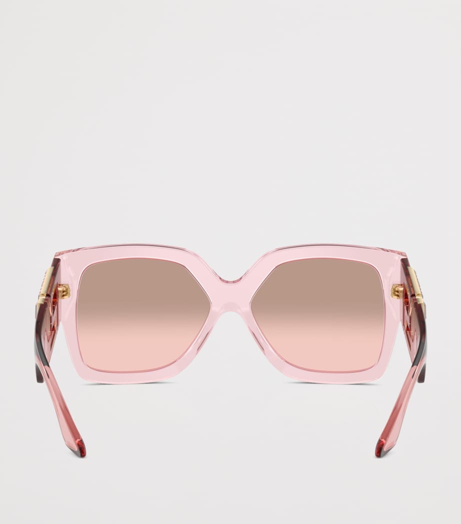 Lunettes de soleil rectangulaires Versace roses et ornées de cristaux, version UK