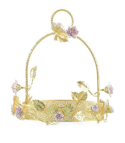 Messingkorb mit Rosen zum Servieren von Teatime-Leckereien