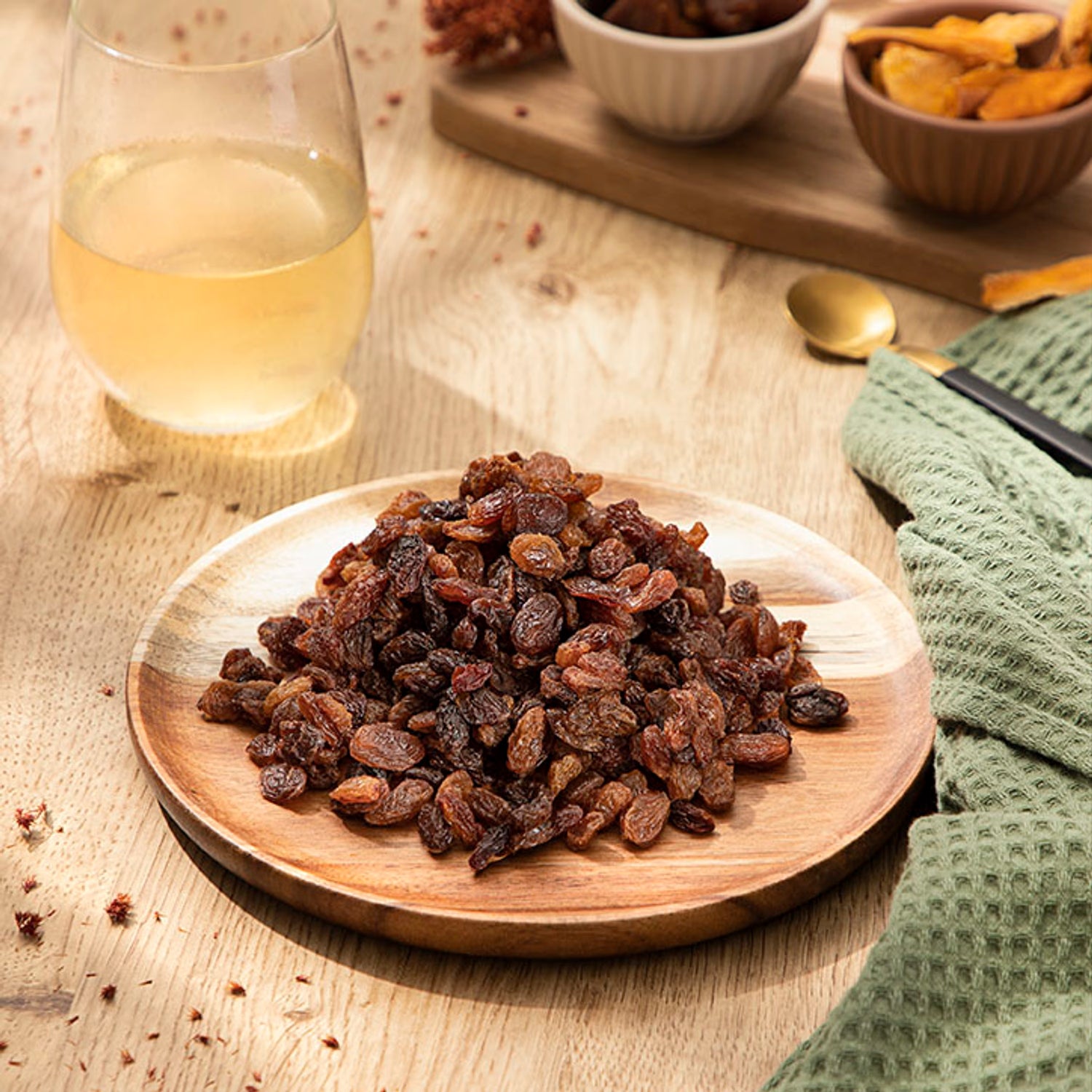 Holland & Barrett sultanas dried fruit 500g (British brand)