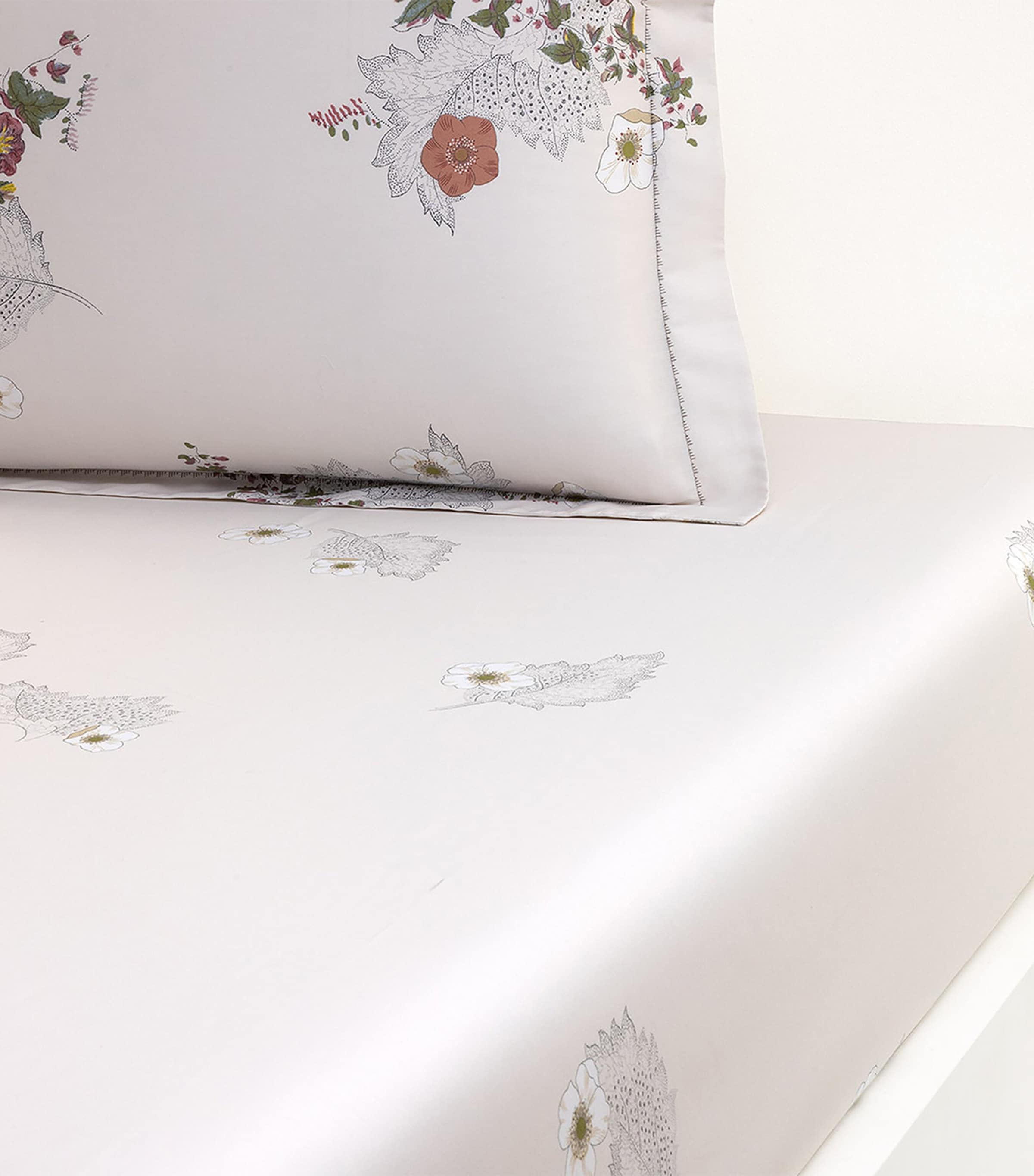 Yves Delorme Corolles Double Fitted Sheet 140cm x 200cm (British brand)