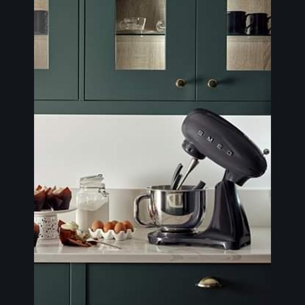 خلاط قائم Smeg SMF03 أسود 4.8 لتر - منتج بريطاني