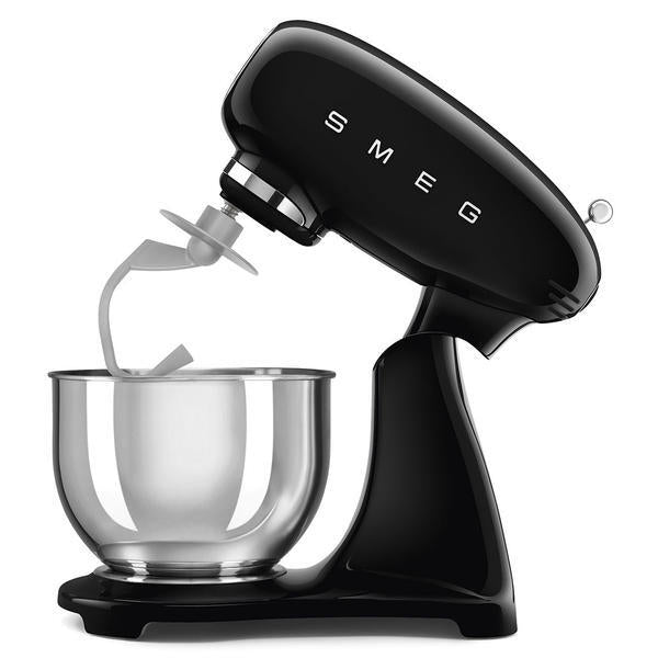 خلاط قائم Smeg SMF03 أسود 4.8 لتر - منتج بريطاني