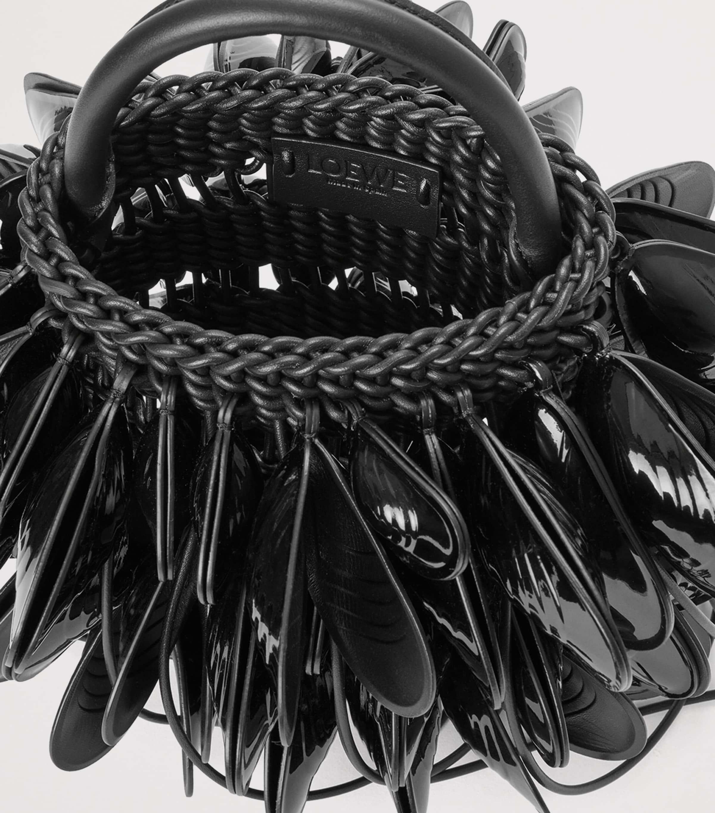 حقيبة دلو LOEWE من الجلد بتصميم صدفة مع نسيج منسوج، مستوردة من المملكة المتحدة