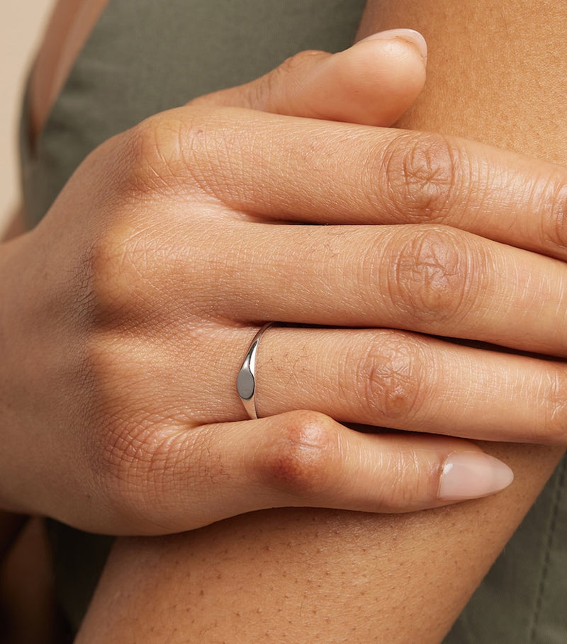 Astrid & Miyu 14-karat white gold signet ring, UK version